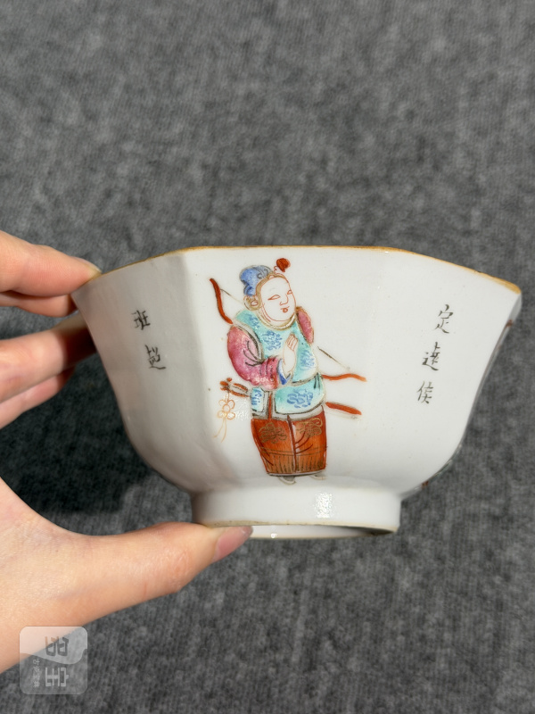 清同治粉彩无双谱人物诗文八方碗 - 图2